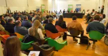 Autoridades reunidas en mesa circular 