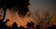 Focos led encendidos en el atardecer 