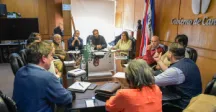 Autoridades reunidas en mesa circular 