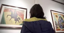 Mujer observando obras de arte 