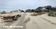 Camión realizando mantenimiento de dunas 