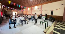 Personas reunidas en actividad  