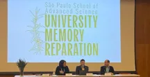 Mesa de personas hablando al público 