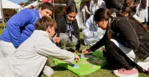 Escolares realizando actividad lúdica 