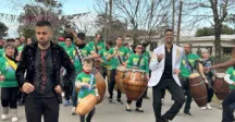 Tamborileros y bailarines desfilando 