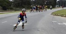 Patinadores en plena carrera 