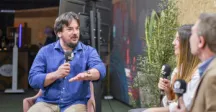 Pedro Irigoin siendo entrevistado 