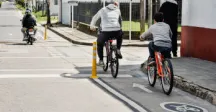 Padre e hijo circulando por ciclovía 