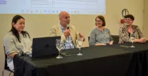 Mesa de autoridades hablando al público 