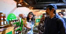 Vendedora ofreciendo su producto 