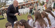 Intendente de Canelones, Francisco Legnani intercambiando con niños de la escuela 80 
