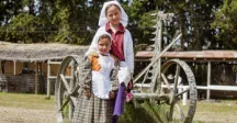 Dos niñas con vestimenta chacrera 