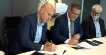 Intendente de Canelones y prosecretario de Presidencia firmando un convenio 
