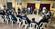 Autoridades del Gobierno de Canelones, autoridades de Policía Rural y vecinos de Los cerrillos reunidos. 