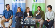 Mesa de autoridades hablando al público 