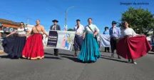 Grupo de danza desfilando 
