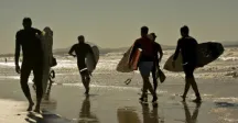 Grupo de personas con tablas de surf 
