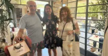Turistas con su botella de vino junto a la Directora de Turismo Ximena Acosta 