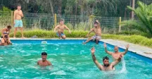 personas en una piscina 