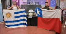 Deportistas posando con sus pabellomes patrios  