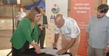 autoridades firmando acuerdo 
