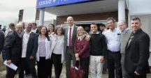 Autoridades frente a la policlínica. 