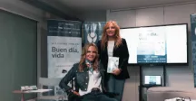 Alejandra y Adriana Forlán posando con el libro 