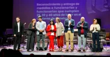 Autoridades entregando medallas a funcionarios 