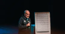 Bielsa dando conferencia 