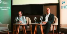 Autoridades en mesa 
