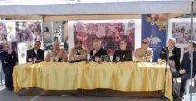 Autoridades hablando en público 