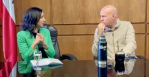 Dos personas hablando en una mesa  