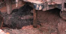 Máquina haciendo pozo semisurgente 