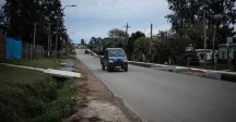 Camioneta circulando por obra inaugurada  