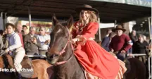 Mujer desfilando a caballo 
