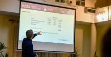 Persona mostrando una ppt