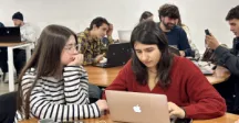 Dos chicas participando de El Talentón con sus laptops 