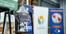El trofeo frente a banners institucionales 