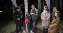 Autoridades del Gobierno de Canelones, Municipio de Parque del Plata, y vecinos presentes en el encendido de las nuevas luminarias 