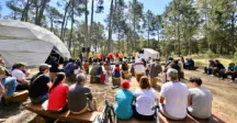 Público escucha a una banda de música 
