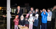 Autoridades departamentales y municipales junto a vecinos y vecinas en la inauguración de las luminarias
