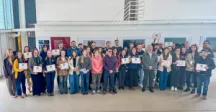 Autoridades y ganadores del Sello Ambiental posando juntos en el Centro Cultural Ciudad de la Costa 