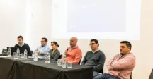 Autoridades hablando al público 
