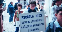 Niño posando con cartel escolar 