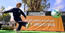 Niño pateando pelota 