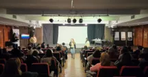 gente en teatro