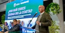 Intendente hablando en público 