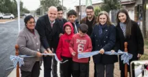 Intendente cortando cinta inaugural con niños  