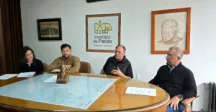 Personas sentadas frente a una mesa 