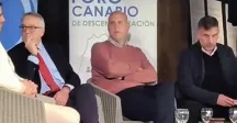 Autoridades en mesa frente a público 